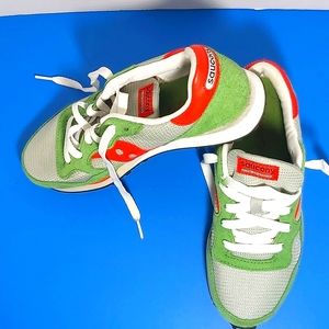 SAUCONY DVN TRAINER SIZE 8 1/2 SNEAKER